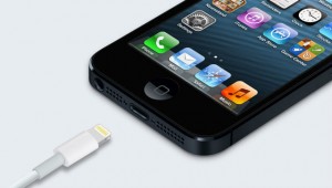Applen Lightning-liitin ja iPhone 5