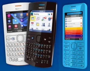 Nokia Asha 205 vasemmalla ja Asha 206 oikealla