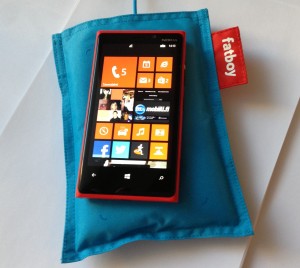 Nokia Lumia 920 ja erikseen myytävä Fatboy-lataustyyny