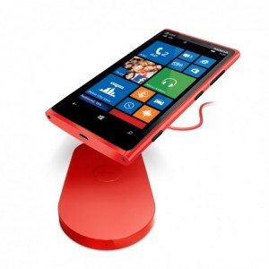 Punainen Nokia Lumia 920 sekä latausalusta