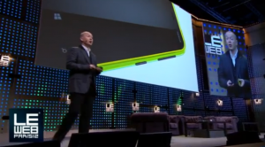 Marko Ahtisaari lavalla LeWebissä esittelemässä Lumia 620:n muotoilua