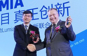 Stephen Elop ja Lie Yue Nokian Lumia 920T -lanseerauksessa