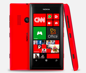 Nokia Lumia 505 edestä, takaa ja sivusta
