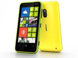 Nokia Lumia 620 edestä ja takaa