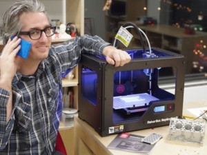 Makerbot-3D-tulostimia valmistavan yhtiön perustaja Bre Pettis ja 3D-tulostettu Lumia 820 -kuori