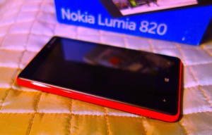 Nokia Lumia 820 ja myyntipakkaus