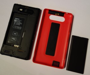 Nokia Lumia 820: laite, perustakakuori, akku