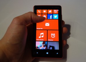 Nokia Lumia 820 kädessä