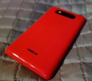 Nokia Lumia 820 takaa
