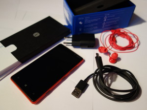 Nokia Lumia 820:n myyntipakkauksen sisältö
