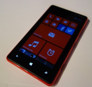 Nokia Lumia 820 edestä näyttö päällä
