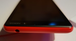 Nokia Lumia 820 yläpäästä: 3,5 millimetrin kuulokeliitäntä