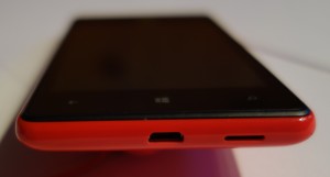 Nokia Lumia 820 alhaalta: Micro-USB-liitäntä sekä aukko kaiuttimelle/mikrofonille