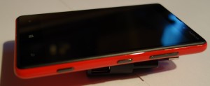 Nokia Lumia 820:n oikea sivu: kamerapainike, lukituspainike, äänenvoimakkuuden säätöpainikkeet