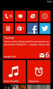 Windows Phone 8 -aloitusnäkymä Nokia Lumia 820:ssä