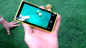 Kuvankaappaus Nokia Lumia 920:n kestävyyttä esittelevältä videolta