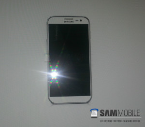 Väitetty Samsung Galaxy S IV SamMobilen julkaisemassa kuvassa