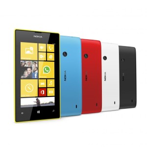 Nokia Lumia 520 edestä ja takaa eri väreissä