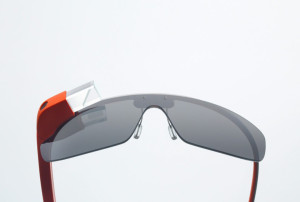 Google Glass aiemmin julkaistussa kuvassa kehyksillä