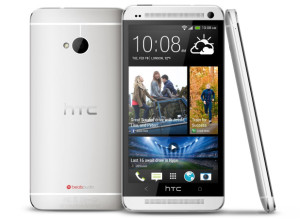 HTC One takaa, edestä ja sivulta