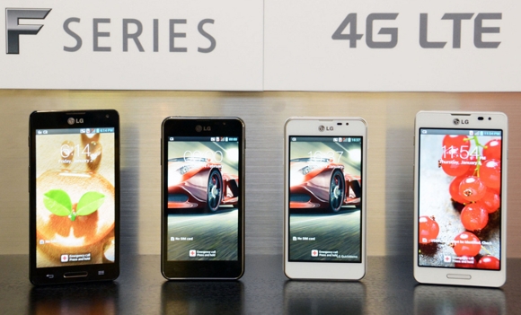 LG:n uudet Optimus F -sarjan mallit, Optimus F7 reunoilla ja Optimus F5 keskellä