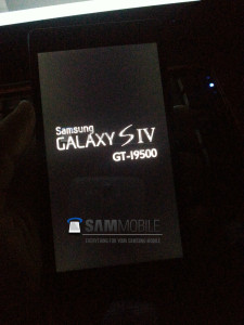 Väitetty Samsung Galaxy S IV SamMobilen julkaisemassa kuvassa