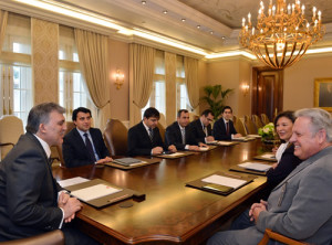 Vasemmalla Turkin presidentti Abdullal Gül ja oikealla Applen koulutusliiketoiminnasta vastaava John Couch