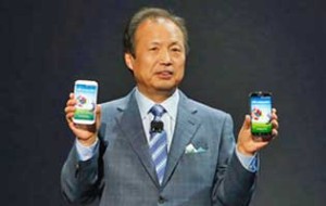 Samsungin JK Shin esittelemässä Galaxy S4:ää