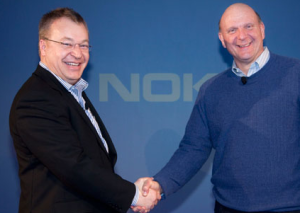 Nokian toimitusjohtaja Stephen Elop ja Microsoftin toimitusjohtaja Steve Ballmer parisen vuotta sitten yhteistyösopimuksen julkistuksessa