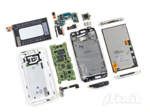 HTC One iFixitin purkamana