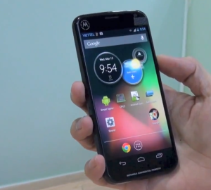 Motorolan puhelin koodiltaan XT912A Tinhte.vn:n videolla