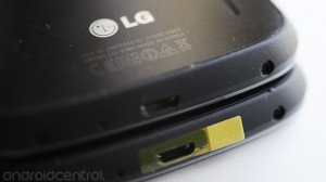 Nexus 4. Yllä vanha design, alla uusi pienellä nystyrällä.