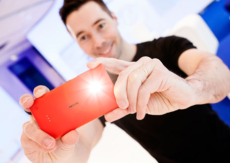 Nokian kameraguru Juha Alakarhu esittelemässä 2013 tuolloin julkistetun Nokia Lumia 720 -puhelimen kuvausominaisuuksia.