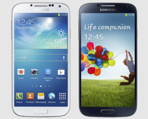 Samsung Galaxy S4 valkoisena ja mustana