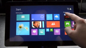 Windows 8:n Blue-päivityksen Aloitus-näkymä The Vergen videolla