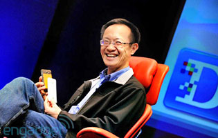 Lin Bin 'D:Dive Into Mobile'-konferenssissa New Yorkissa. (Kuva: www.engadget.com)