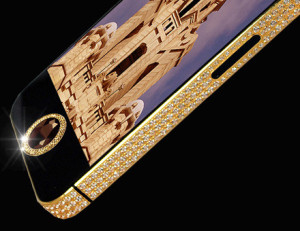 Apple iPhone 5 kultaisena ja timanteilla koristeltuna