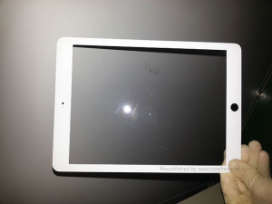Väitetty viidennen iPadin etupaneeli NoWhereElsen julkaisemassa kuvassa