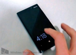 Kuvankaappaus Windows Phone Centralin videolta: Lumia 920:ssa aina valmiustilassa näkyvä kello