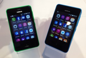 Kaksi Nokian Asha 501 -puhelinta