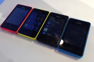 Nokia Asha 501 neljänä eri värivaihtoehtona. Punainen, keltainen, musta ja sininen kuvassa. Kuvasta puuttuvat kirkkaanvihreä sekä valkoinen värivaihtoehto.