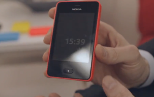 Nokia Asha 501 kädessä