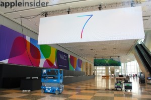 Applen WWDC-mainosjulisteita AppleInsiderin julkaisemassa kuvassa - etualalla iso seiska iOS 7:ään viitaten