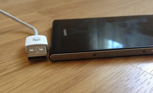 Huawei Ascend P6 ja USB-liitin