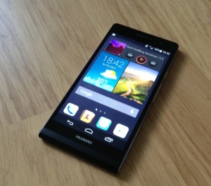 Huawei Ascend P6 ja widgettejä sisältävä kotinäkymä