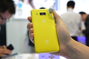 Huawei Ascend W2 keltaisena Engadgetin kuvassa