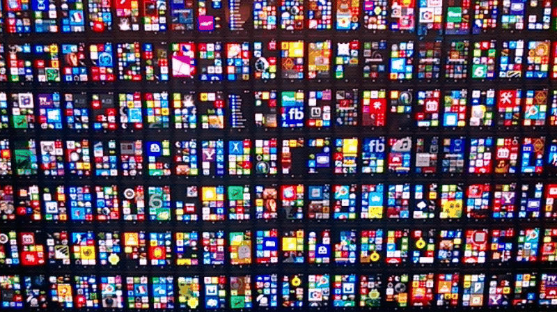 Nokian ja kehittäjä Rudy Huynin BUILD-konferenssiin luoma Lumia-seinämä
