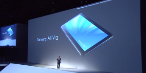Uusi ATIV Q esittelyssä Samsungin tilaisuudessa