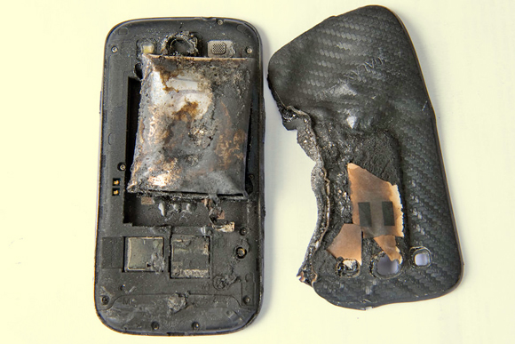 Sveitsiläisen teinitytön haalarintaskussa räjähtänyt Samsung S III. (Kuva: phonearena.com)