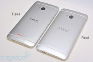 "HTC One" -kopio vasemmalla ja aito HTC One oikealla takaa Engadgetin kuvassa